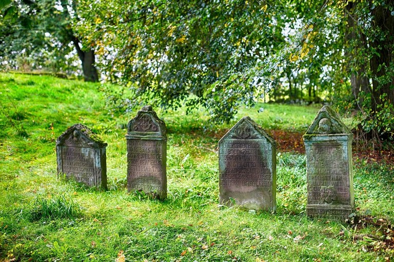 cemetery-2773827_1920.jpg